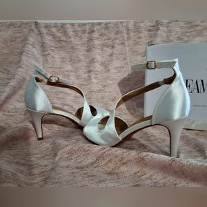 Dream pairs NIB Womens open toe pump stylish heel sandal, white size 8.5